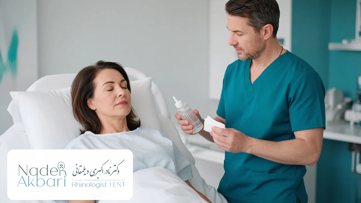 مراقبت بعد از عمل سینوس: توضیح شستشو با سرم و گاز استریل کنار تخت بیمار