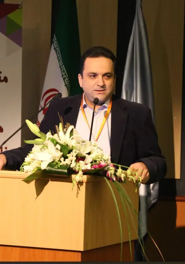 دکتر نادر اکبری دیلمقانی در حال سخنرانی در کنگره